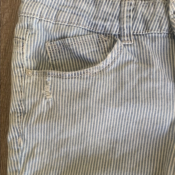 Jolt Blue Ankle Cropped Jeans with Distressed Details - Picture 3 of 12